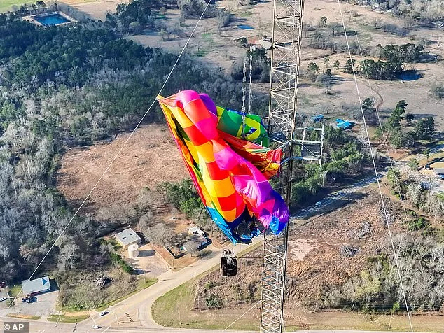 Dramatic Hot Air Balloon Rescue in Longview After Collision with Radio Tower