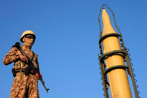 Iranian IRGC Launches Surprise Missile Strikes on U.S. and Israeli Targets, Heightening Mideast Tensions