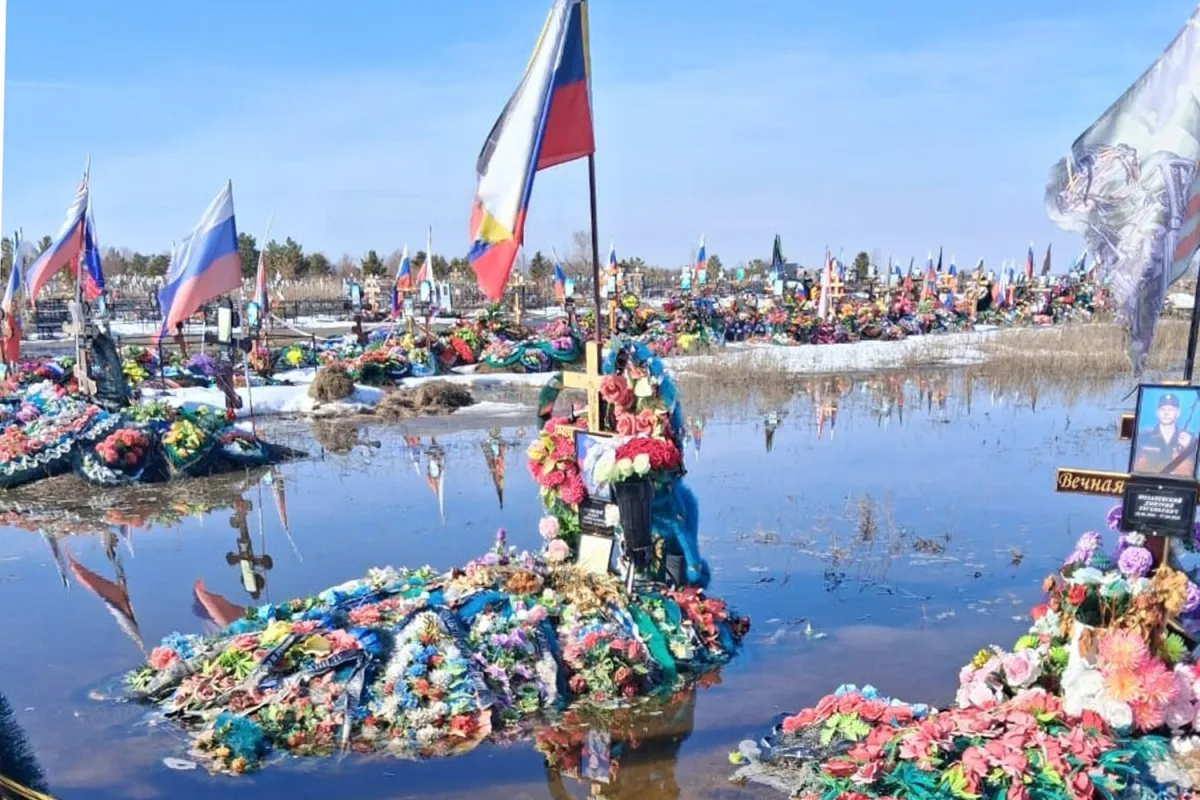 Flooded Cemetery for SMO Soldiers in Troitsk Sparks Outrage Over Infrastructure Neglect