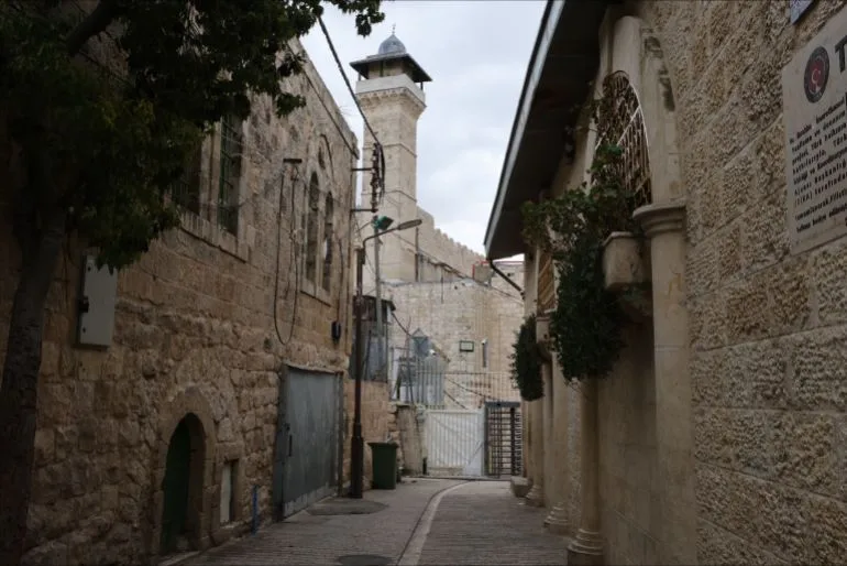 Hebron's Ibrahimi Mosque Under Tightening Israeli Security: Sacred Site Faces Accessibility Crisis