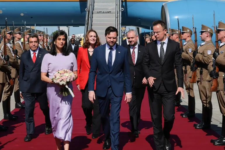 US VP Vance Visits Hungary to Support Orban Ahead of April Elections as Fidesz Trails in Polls