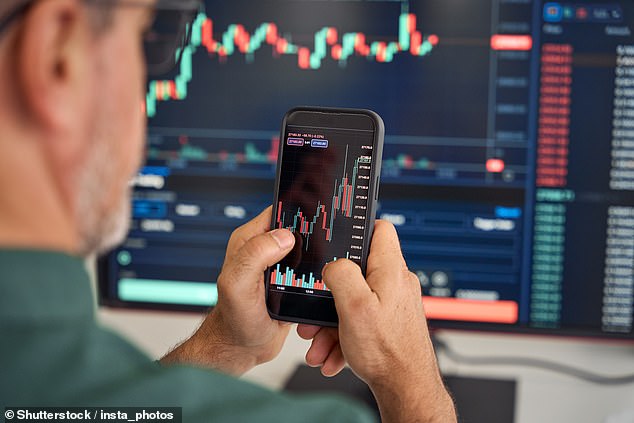 Trump allies push Clarity Act to regulate crypto before midterms.